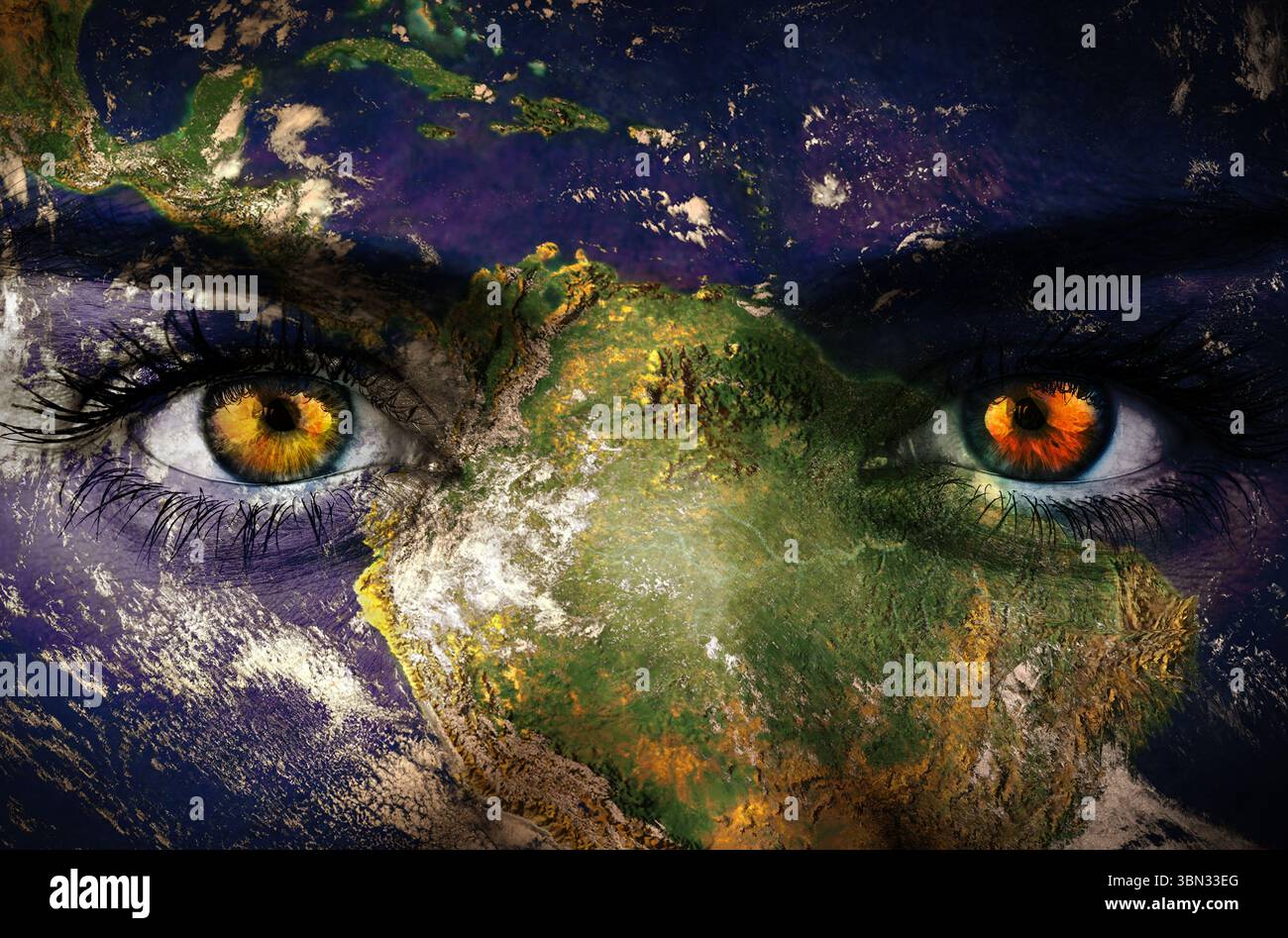 Surreale digitale Kunst, die Satellitenkarte mit bernsteinfarbenen Augen über der kosmischen Leere verschmilzt und schwirrende Wolken zeigt Stockfoto