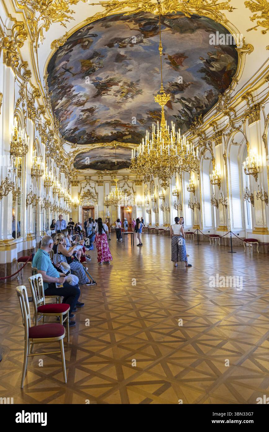 Wien, Österreich - 8. September 2024: Schöne große Galerie des Schlosses Schönbrunn in Wien in Österreich Stockfoto