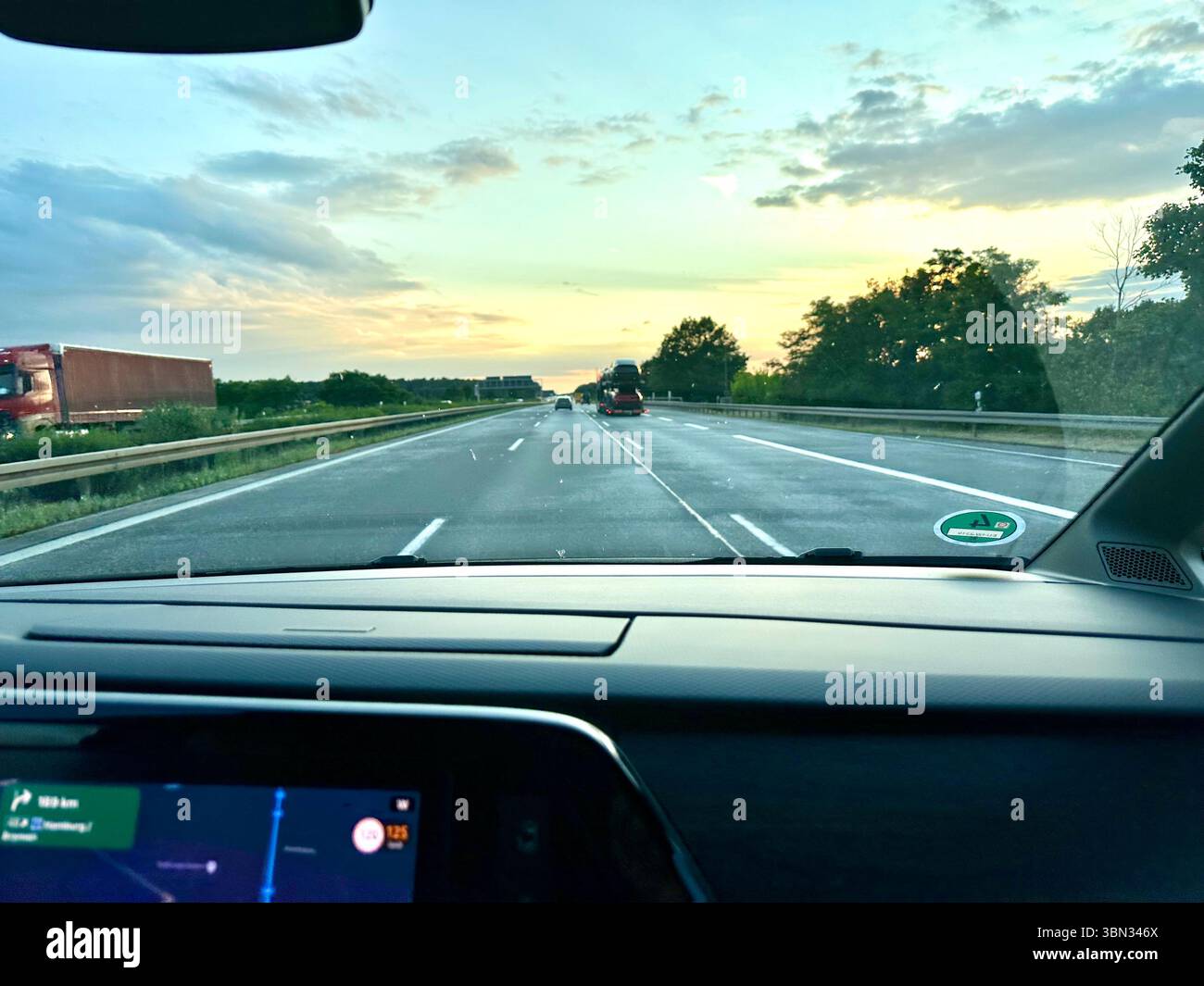 Blick auf die Bundesautobahn aus Windschutzscheibenperspektive Stockfoto