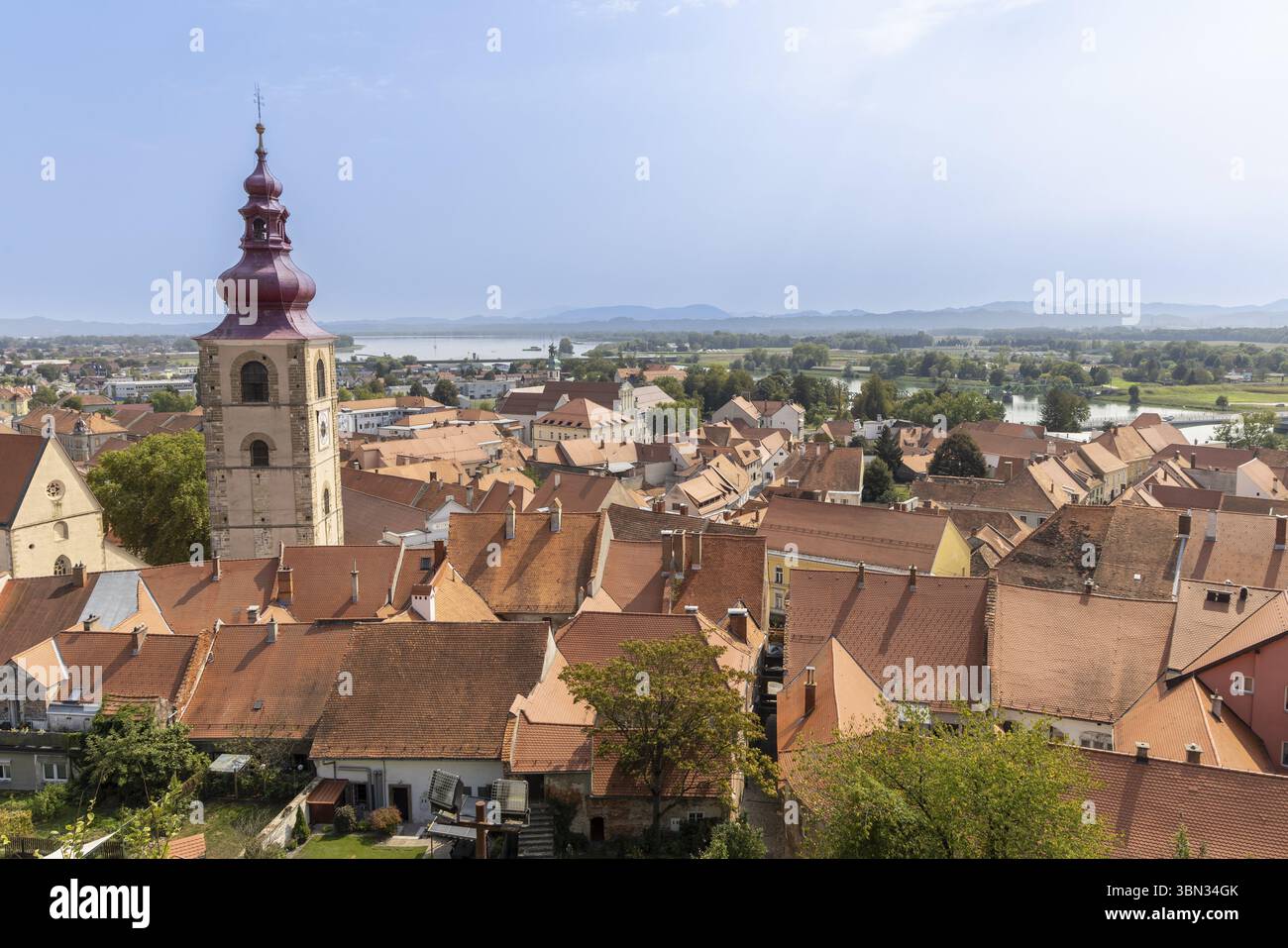Malerischer Blick von der mittelalterlichen Burg Ptuj mit dem wichtigsten Stadtturm und dem Fluss Drau in der Steiermark in Slowenien Stockfoto