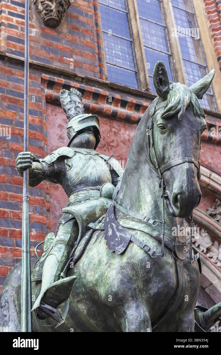Bremen, Deutschland - 13. November 2022: Ritterskulptur vor dem alten Rathaus von Bremen in der Freie Hansestadt Bremen in Deutschland Stockfoto