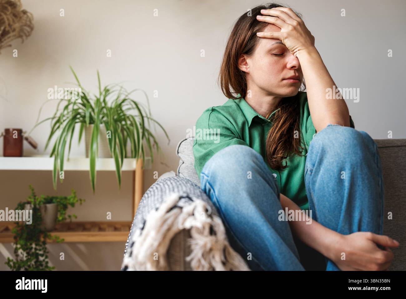 Gestresste und müde junge Erwachsene Frau zu Hause. Stockfoto