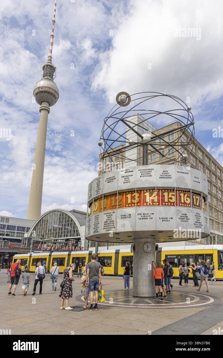 Berlin, Deutschland - 24. Juli 2023: Alexander Platz mit Urania Weltuhr und Fernsehturm und in Berlin in Deutschland Europa Stockfoto