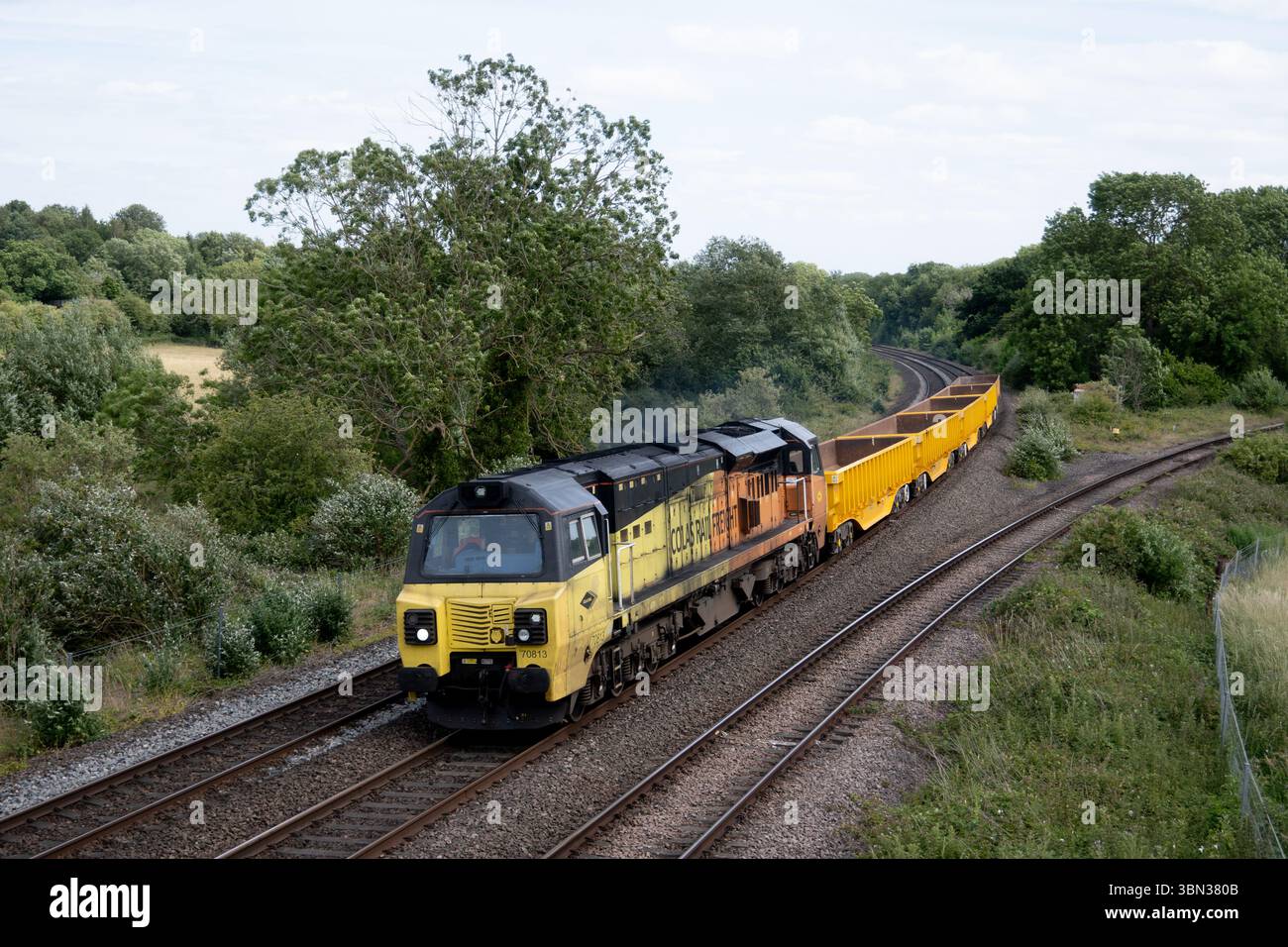 Colas Rail-Diesellokomotive der Baureihe 70 Nr. 70813, die einen kurzen Güterzug zieht, Warwickshire, Großbritannien Stockfoto