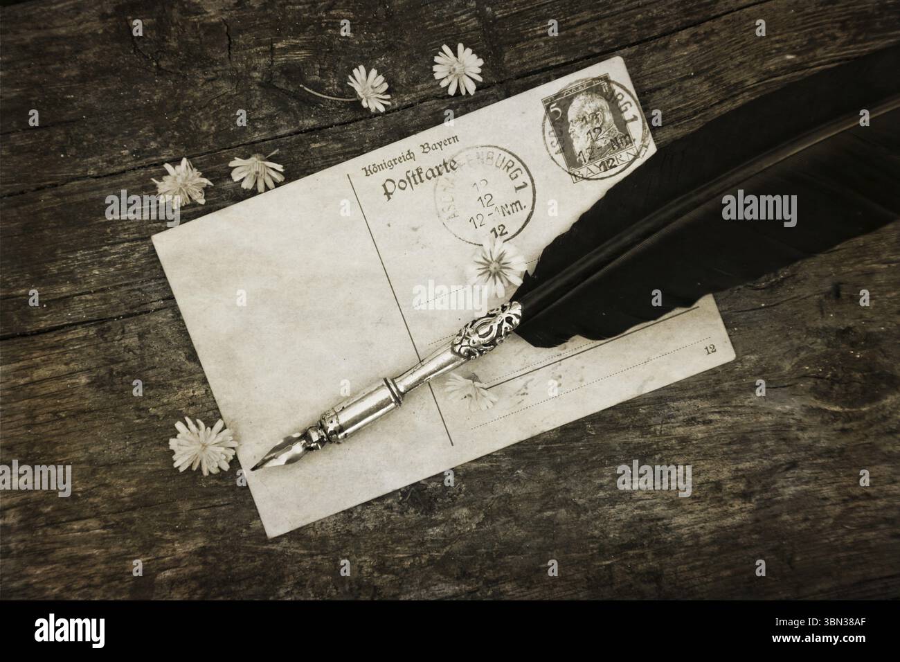 Alte Retro-Postkarte mit Stift und Blüten in Sepia Stockfoto