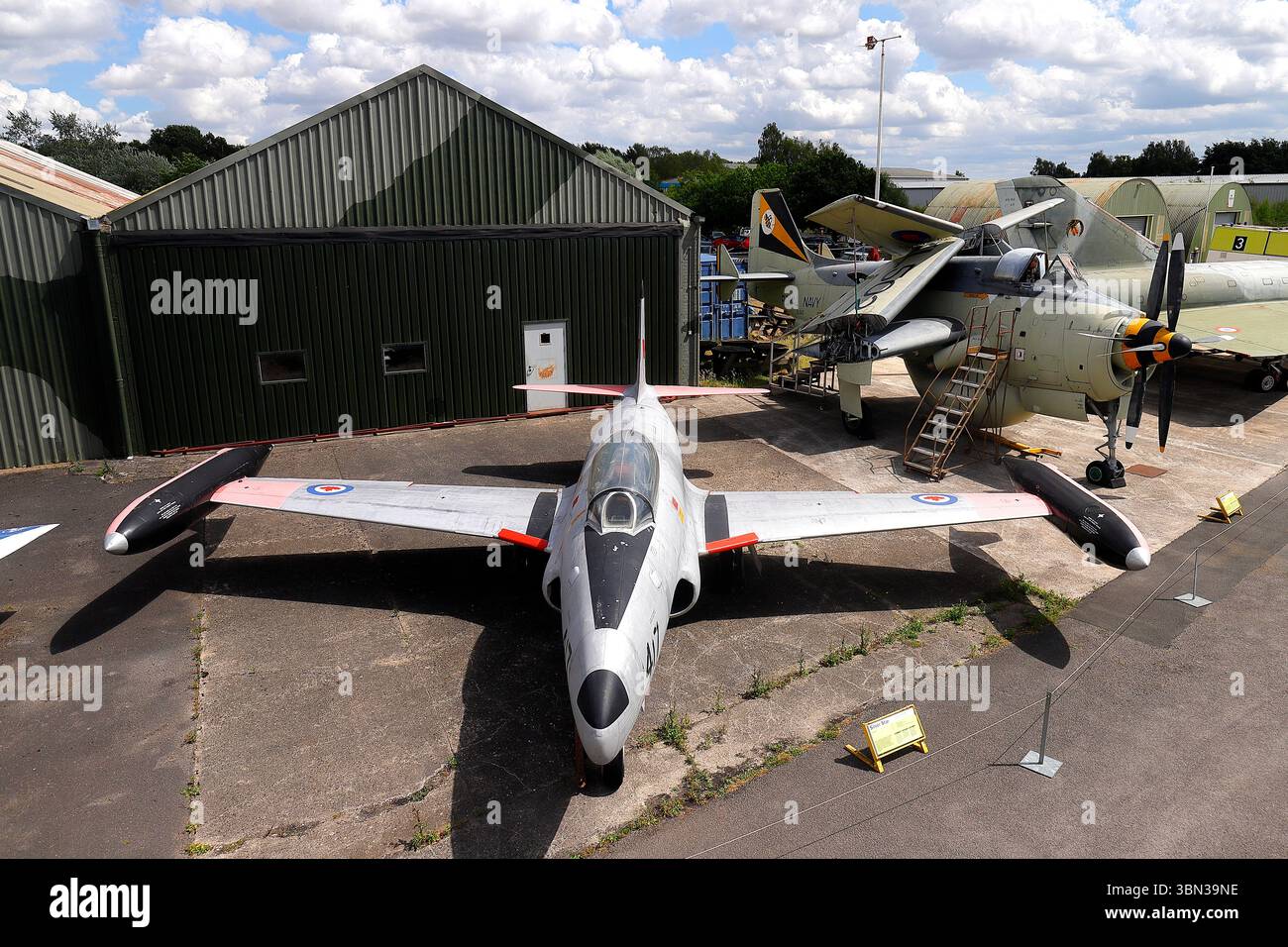 Royal Canadian Air Force Lockheed Canadair CL-30 Silver Star neben einem Hawker Hunter im Yorkshire Air Museum in North Yorkshire, Großbritannien Stockfoto