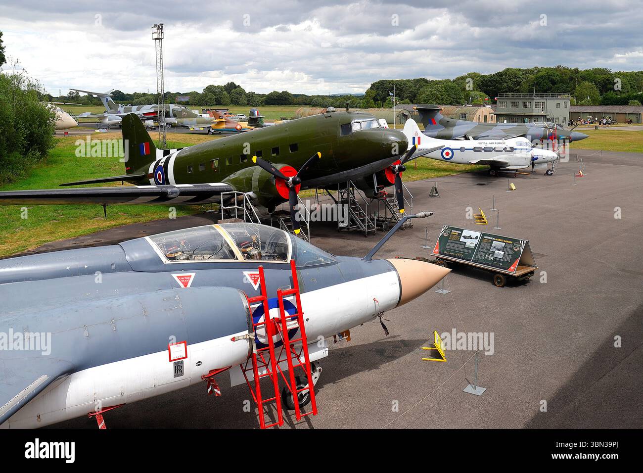 Eine Sammlung von erhaltenen Flugzeugen im Yorkshire Air Museum in North Yorkshire, Großbritannien Stockfoto