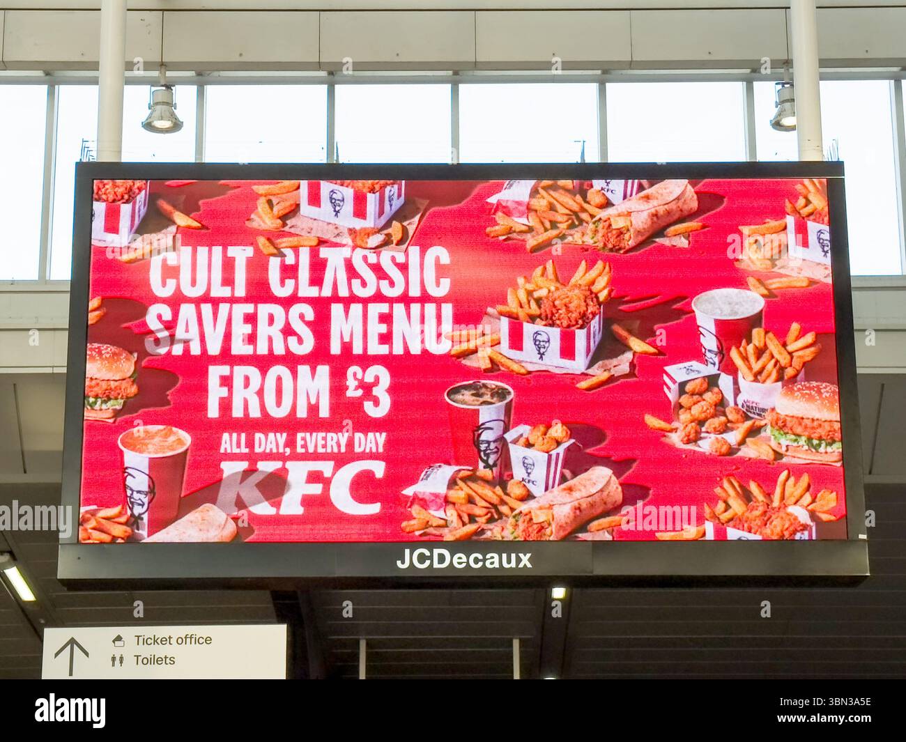 Der riesige JCDecaux LED-Bildschirm wirbt für das KFC Cult Classic Savers Menu ab £3 All Day Every Day mit Beispielbildern von Angeboten in London, Großbritannien Stockfoto