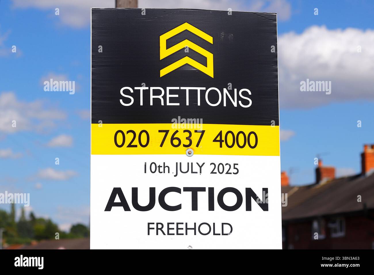 Ein Schild, das eine Immobilie für eine Auktion in Leeds bei Strettons bewirbt Stockfoto