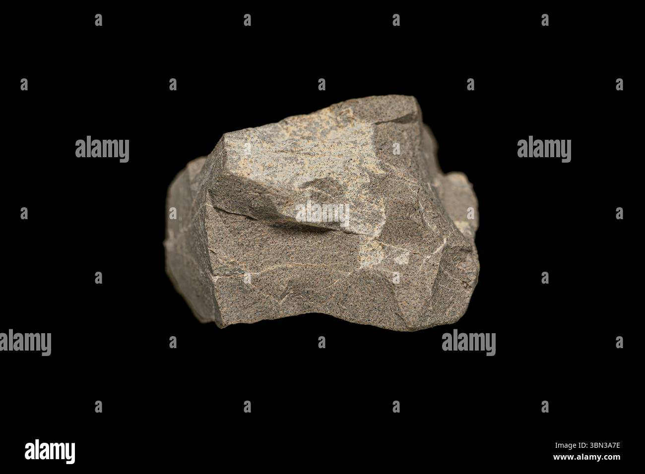 Nahaufnahme Aluminiumerz (Bauxit) auf dunklem Hintergrund (chemisches Element) Stockfoto