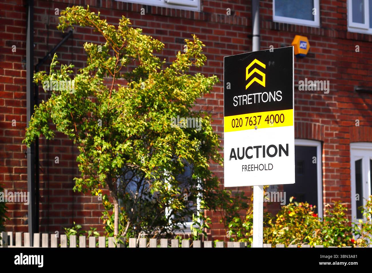 Ein Schild, das eine Immobilie für eine Auktion in Leeds bei Strettons bewirbt Stockfoto