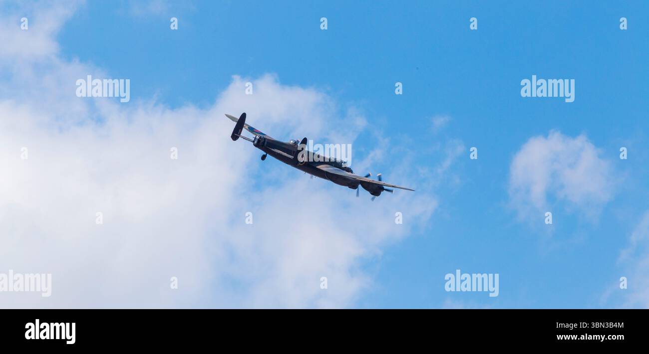Battle of Britain Memorial Flug Avro Lancaster, vorbei an Low über Westcliff-on-Sea an einem Juninachmittag Stockfoto