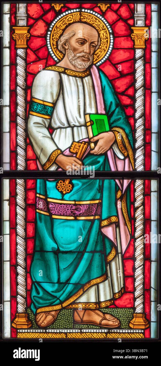 PIACENZA, ITALIEN - 20. MAI 2025: Der Apostel St. Peter in der Glasmalerei der Kirche Basilica di San Francesco von Franz Xaver Zettler Stockfoto