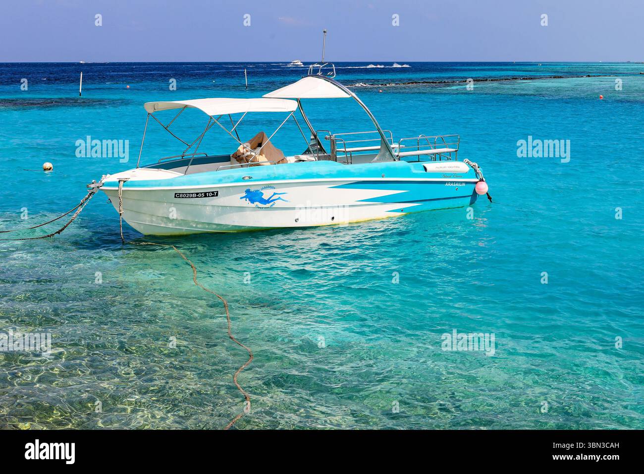 Ein Tauchboot, das im Ferienort Cinnamon Dhonveli, dem Nordhafen von Male, Malé, den Malediven, dem Indischen Ozean, Asien Stockfoto