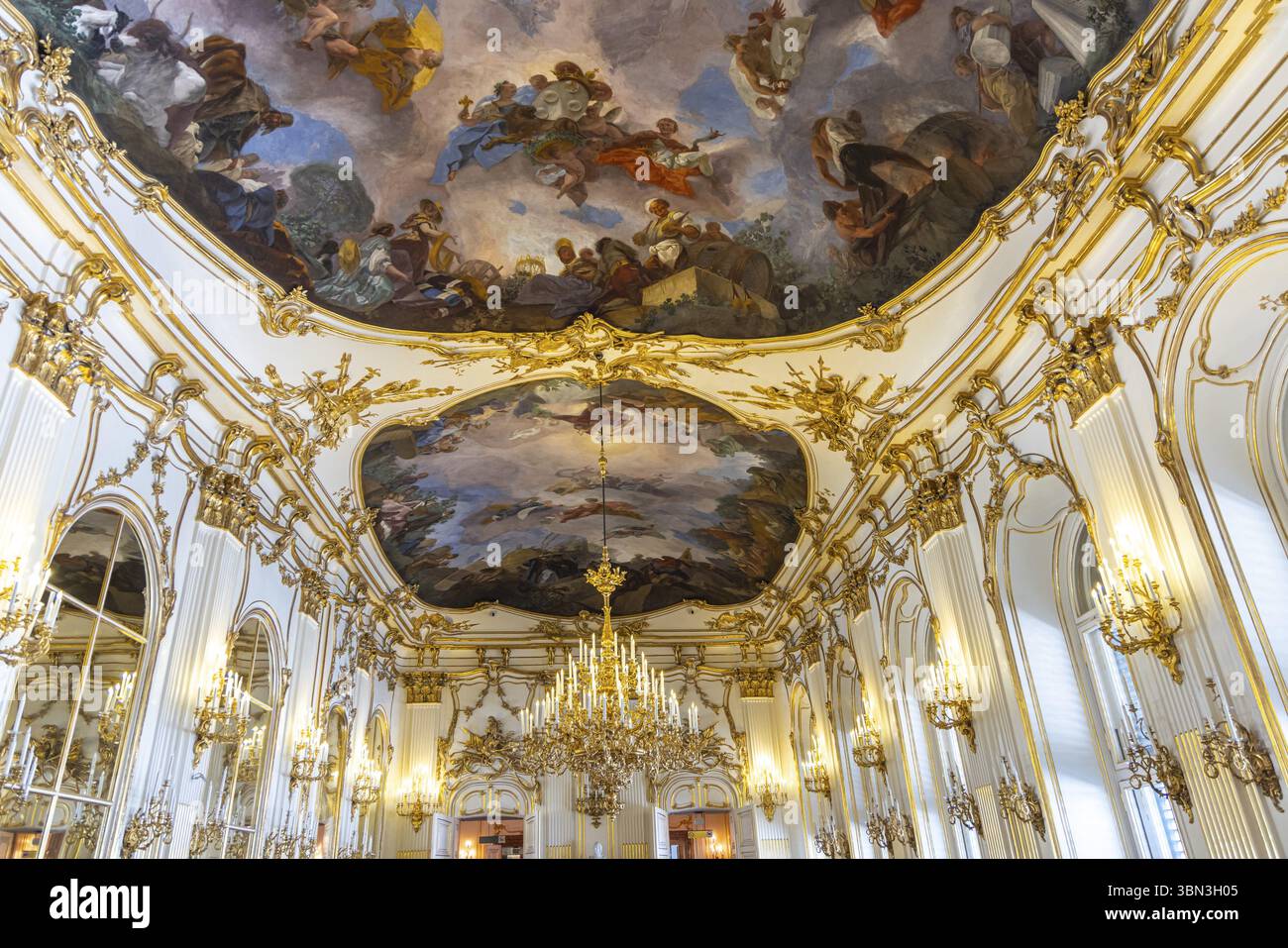 Wien, Österreich - 8. September 2024: Schöne große Galerie des Schlosses Schönbrunn in Wien in Österreich Stockfoto