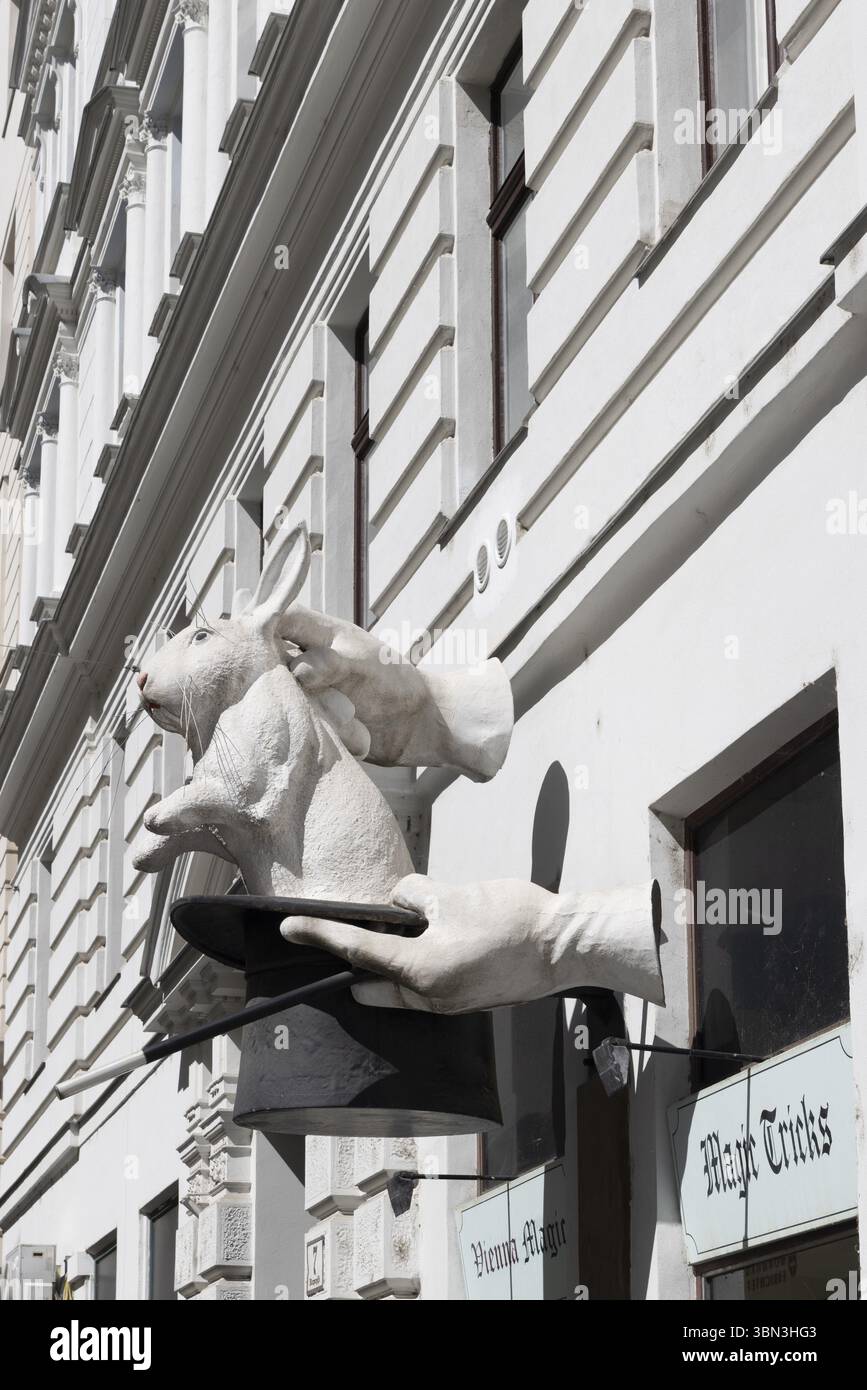 Wien, Österreich - 7. September 2024: Illusionistisches Symbol eines Kaninchens, das aus dem Hut kommt, am Eingang des Zauberladens in der Wiener Hauptstadt Stockfoto