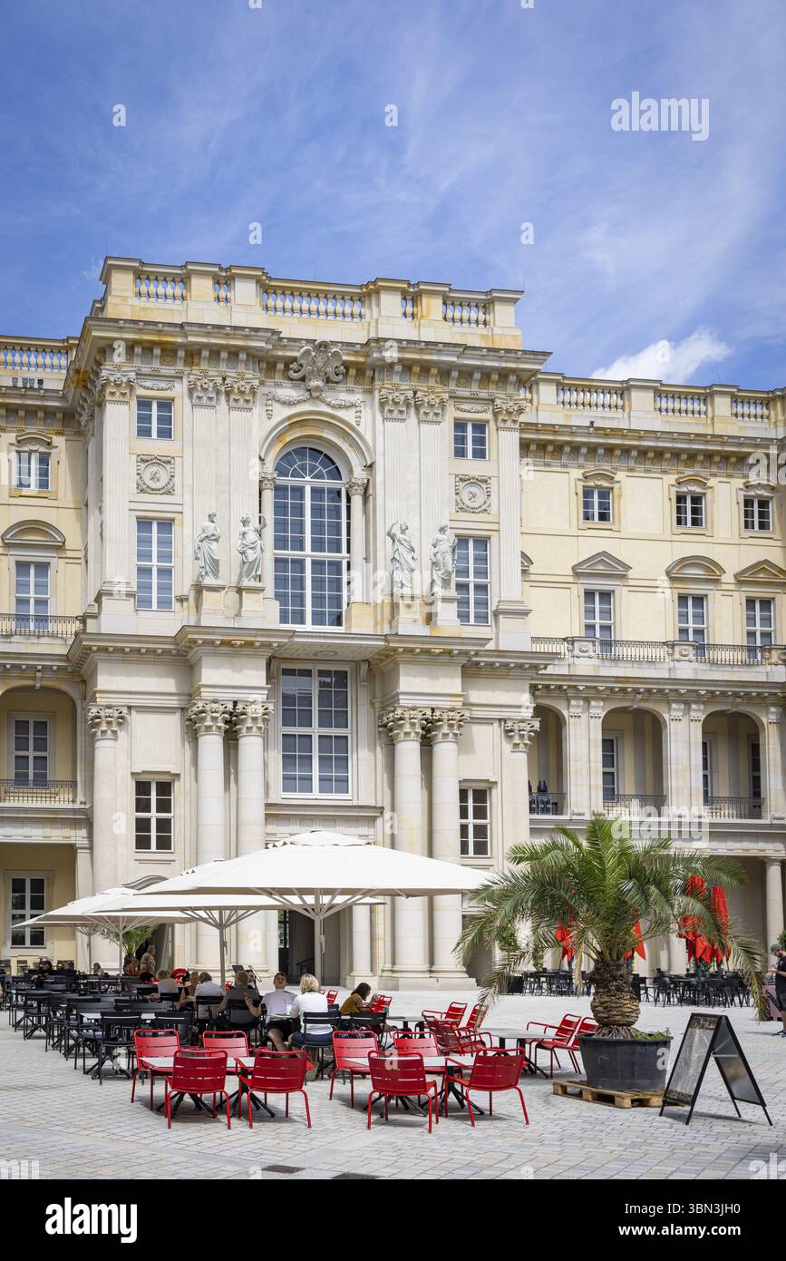 Berlin, Deutschland - 24. Juli 2023: Königliches Reichsschloss Humboldt Forum Menschheitsgeschichte Kunst- und Kulturmuseum in Berlin in Deutschland Europa Stockfoto