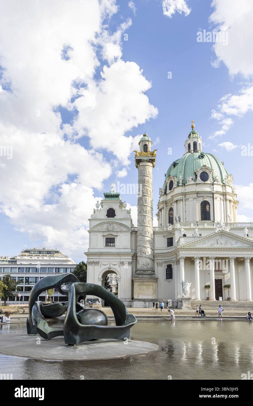 Wien, Österreich - 7. September 2024: Historische Karlskirche in Wien mit markanter Kupferkuppel, hoher verzierter Säule und Teich mit Skulptur Stockfoto Wien, Österreich - 7. September 2024: Historische Karlskirche in Wien mit markanter Kupferkuppel, hoher verzierter Säule und Teich mit Skulptur Stockfoto