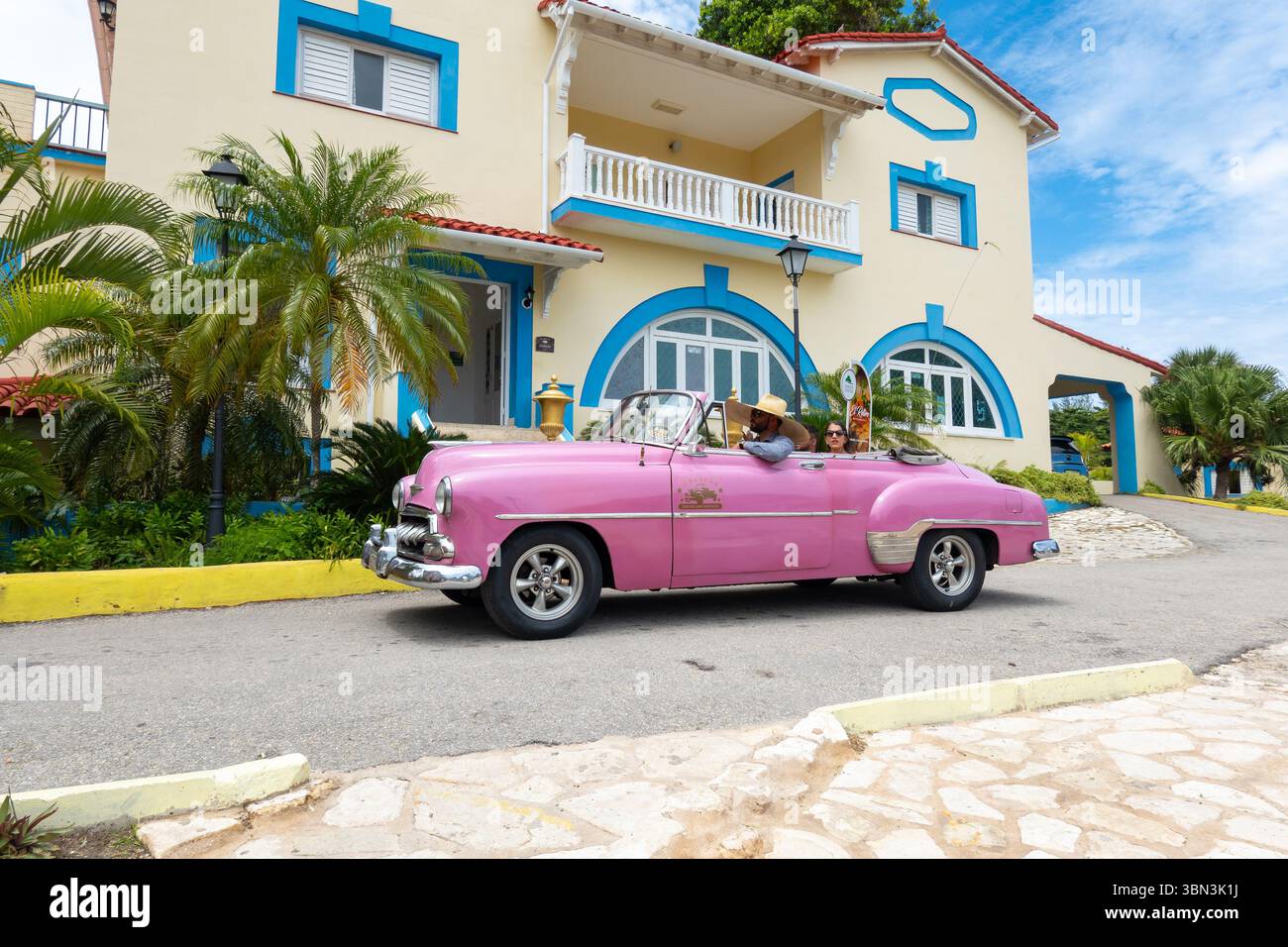 Varadero, Kuba - 2. September 2023: Pink Chevrolet Styleline Deluxe Cabriolet 1955 in den Straßen von Varadero, Kuba mit Touristen Stockfoto