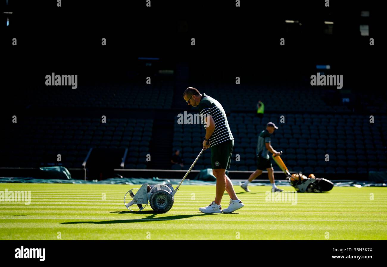 Das Bodenpersonal bereitet den Center Court am ersten Tag der Wimbledon Championships 2025 im All England Lawn Tennis and Croquet Club in London vor. Bilddatum: Montag, 30. Juni 2025. Stockfoto