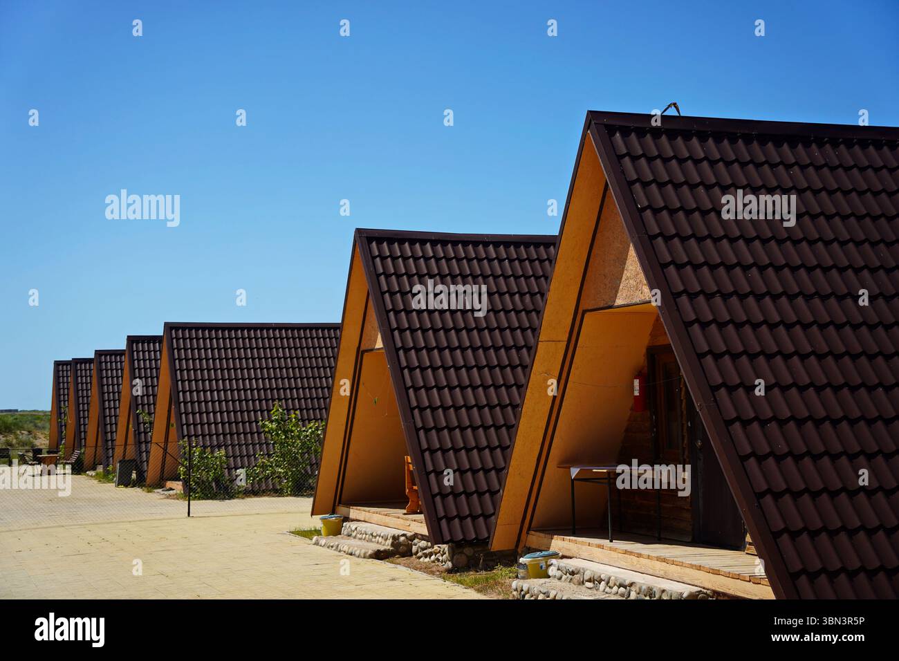 Der Bungalow. Strandhäuser am Ufer des Lake Balkhash. Sommerurlaub. Stockfoto