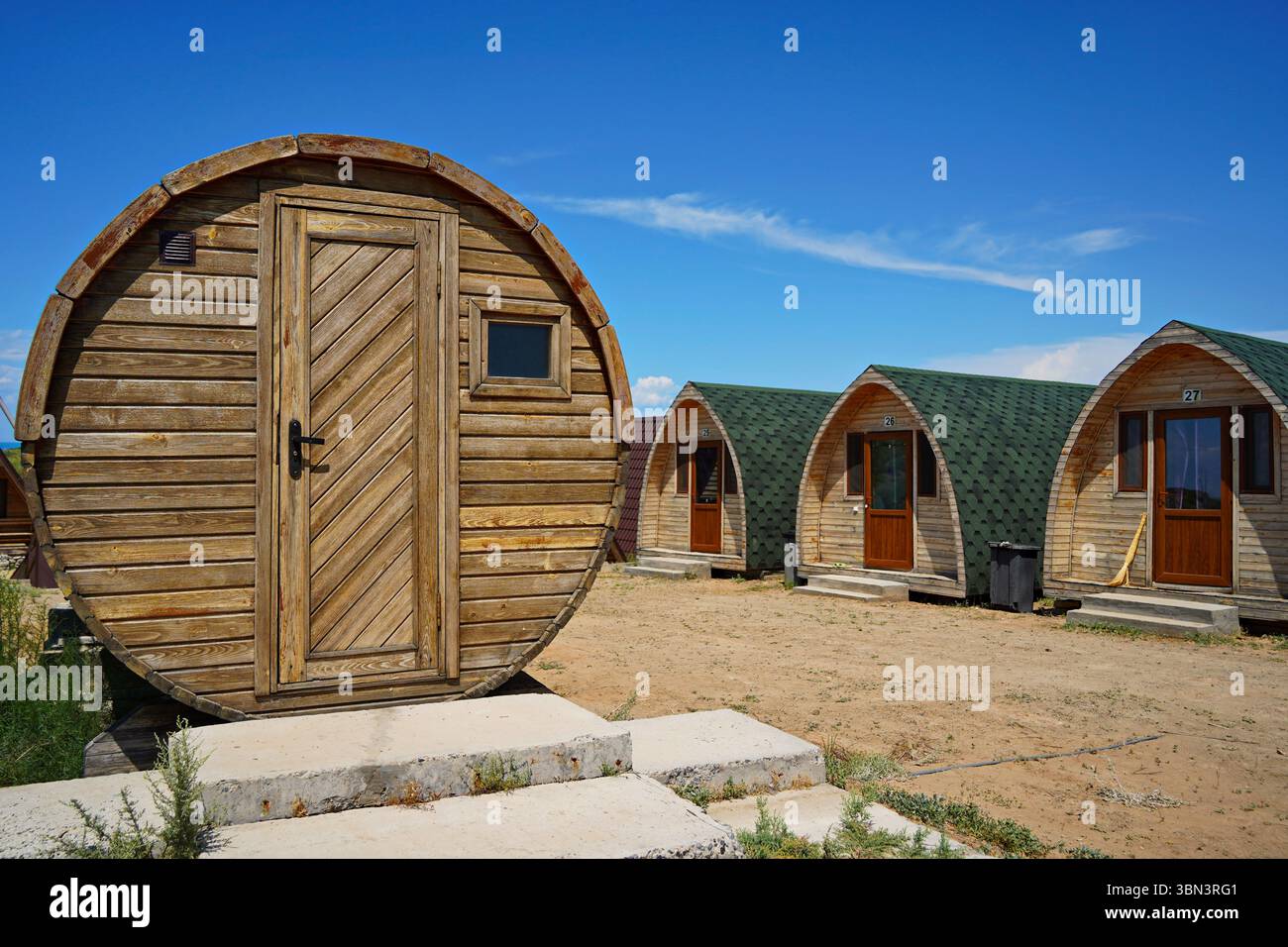 Der Bungalow. Strandhäuser am Ufer des Lake Balkhash. Sommerurlaub. Stockfoto
