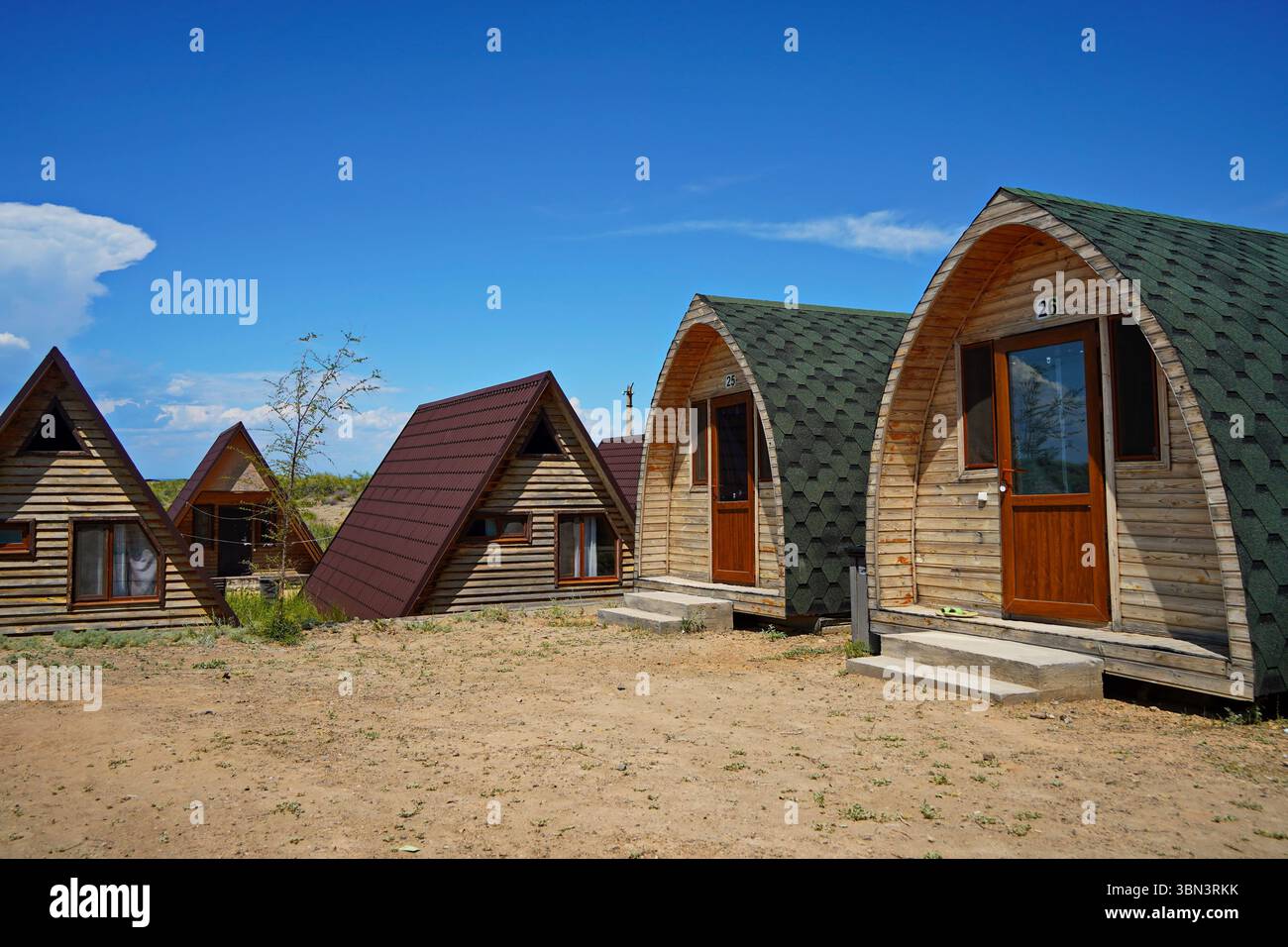 Der Bungalow. Strandhäuser am Ufer des Lake Balkhash. Sommerurlaub. Stockfoto