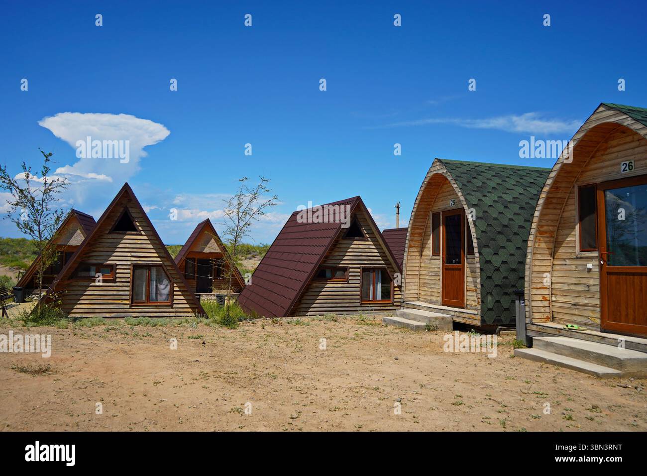 Der Bungalow. Strandhäuser am Ufer des Lake Balkhash. Sommerurlaub. Stockfoto