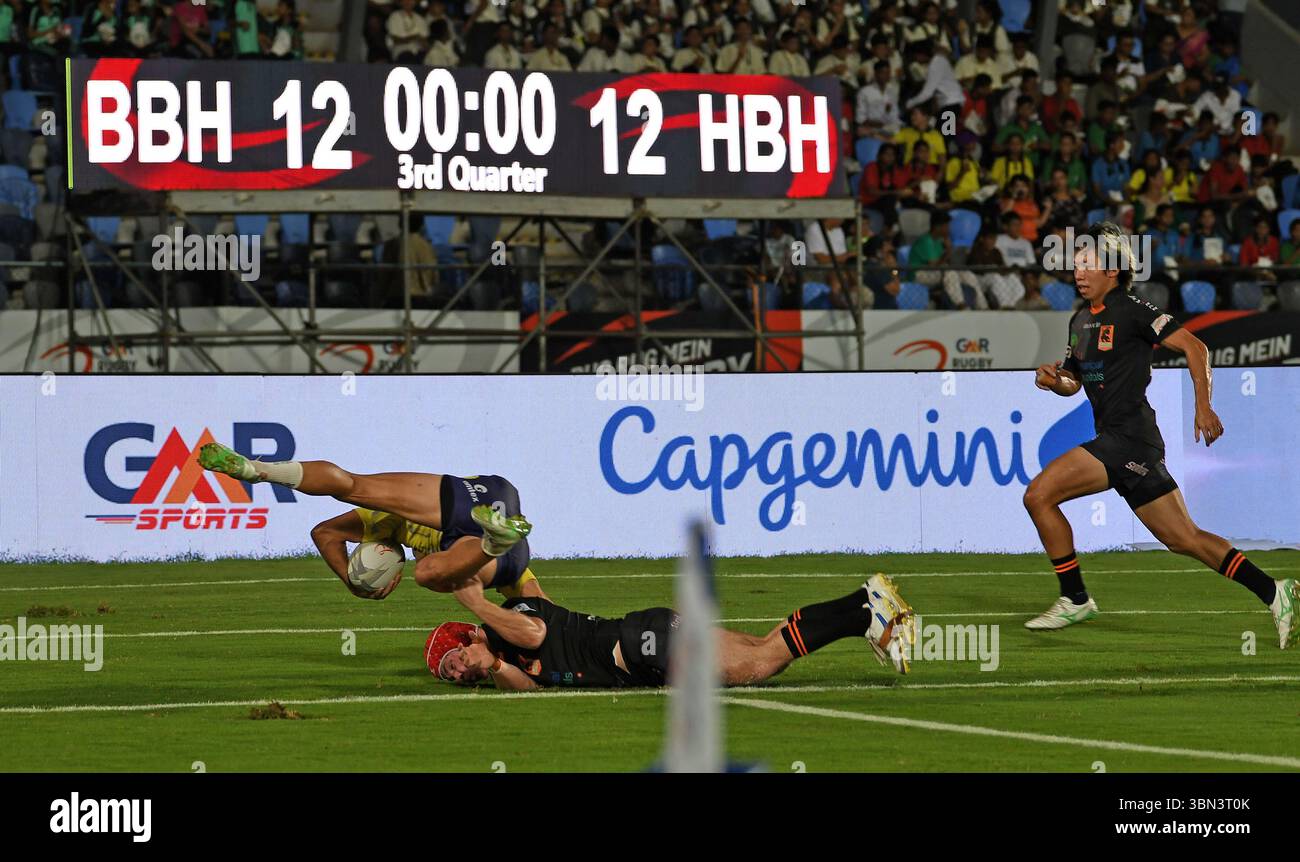 Mumbai, Indien. Juni 2025. Die Spieler kämpfen um einen Ball im Halbfinalspiel der Rugby Premiere League (RPL) zwischen Bengaluru Bravehearts und Hyderabad Heroes. Chennai Bulls besiegte Delhi Redz mit 41:0. Quelle: SOPA Images Limited/Alamy Live News Stockfoto
