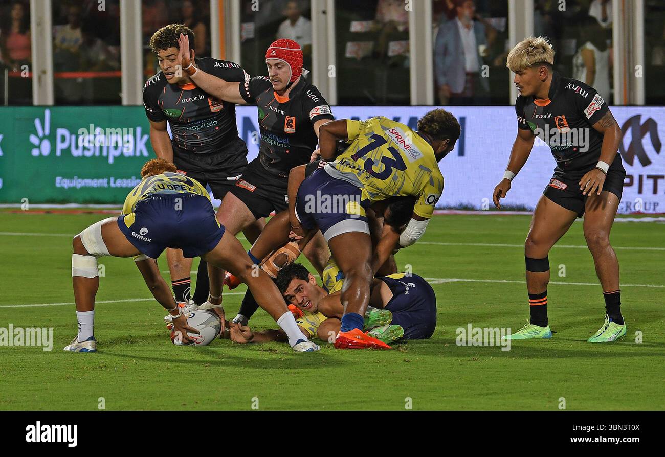 Mumbai, Indien. Juni 2025. Spieler, die während des Halbfinalspiels der Rugby Premiere League (RPL) zwischen Bengaluru Bravehearts und Hyderabad Heroes in Aktion waren. Chennai Bulls besiegte Delhi Redz mit 41:0. Quelle: SOPA Images Limited/Alamy Live News Stockfoto