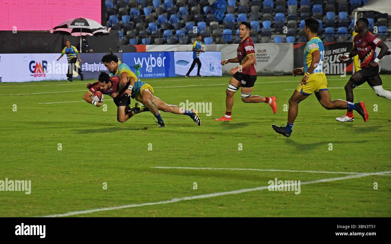 Mumbai, Indien. Juni 2025. Spieler, die während des letzten Spiels der Rugby Premiere League (RPL) zwischen Chennai Bulls und Delhi Redz in Aktion waren. Chennai Bulls besiegte Delhi Redz mit 41:0. Quelle: SOPA Images Limited/Alamy Live News Stockfoto