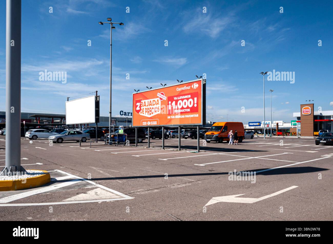 Mall, Burger King und Carrefour im Commercial Center Portal Mediterrani, Vinaròs, Baix Maestrat, Castellón, Spanien Stockfoto