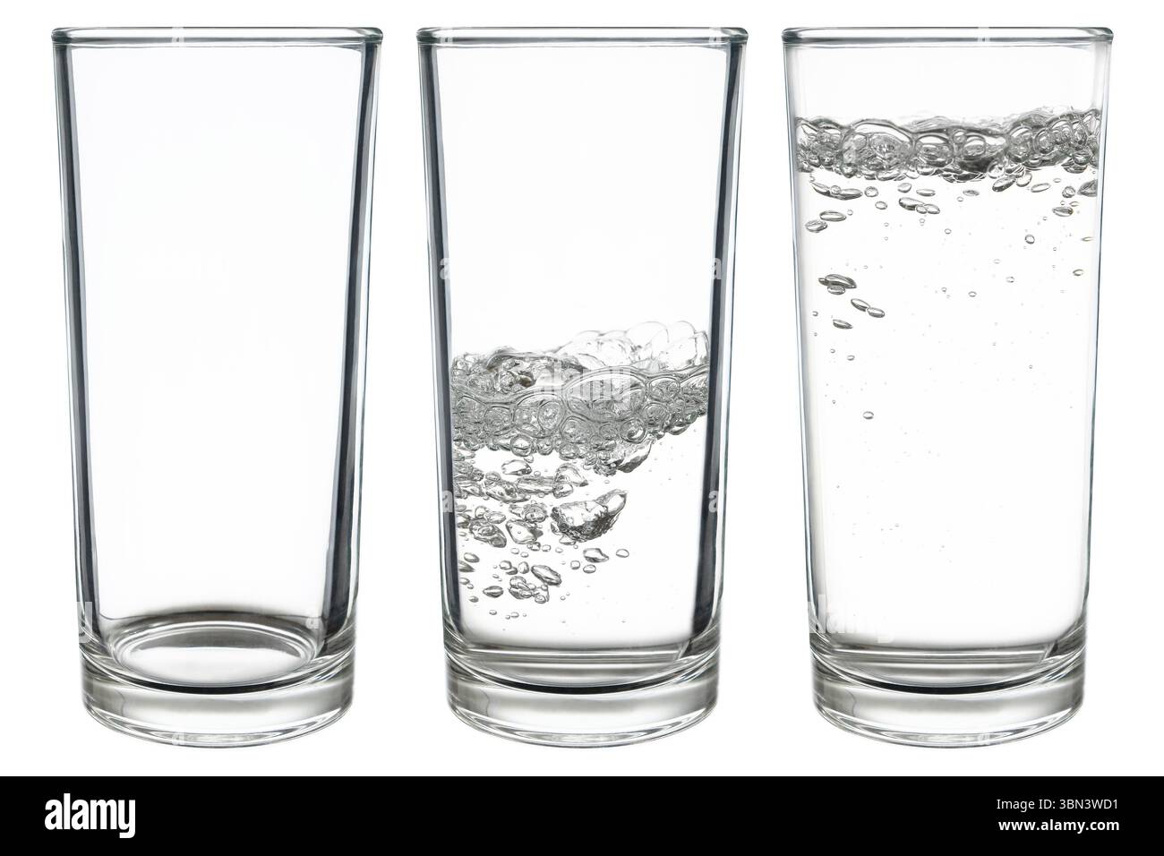 Es handelt sich um eine Reihe von Wassergläsern, die auf weiß isoliert sind. Stockfoto