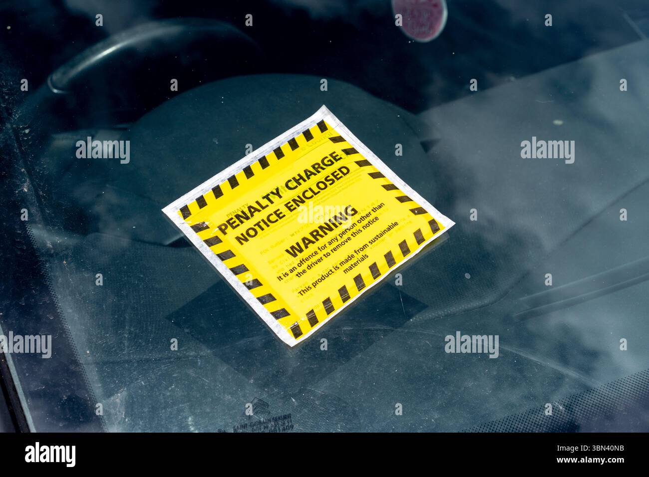 Parkplatz Strafennachricht auf Auto Windschutzscheibe Stockfoto
