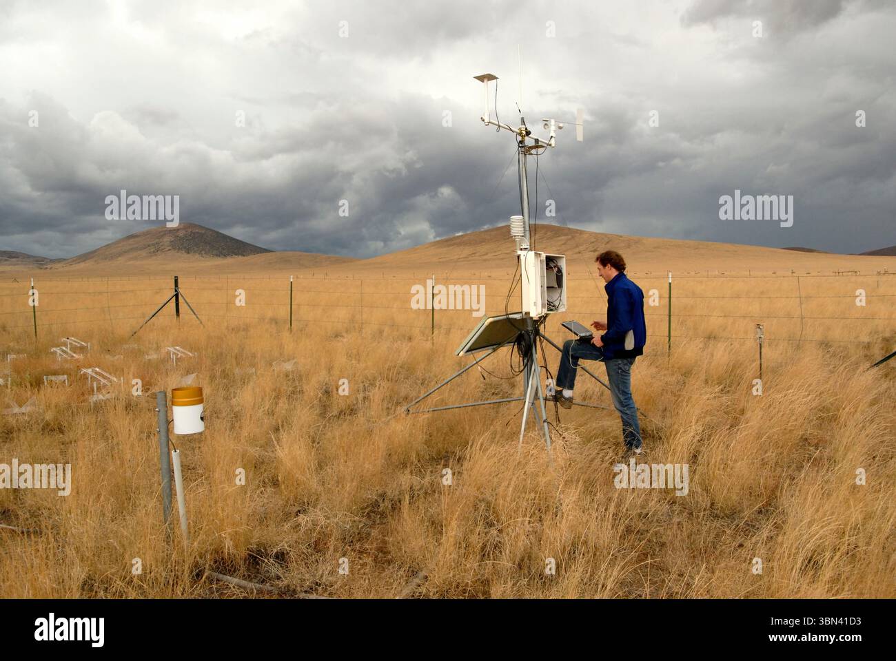 Ein Biologe überprüft Wetterdaten von einer Wetterstation im Norden Arizonas Stockfoto