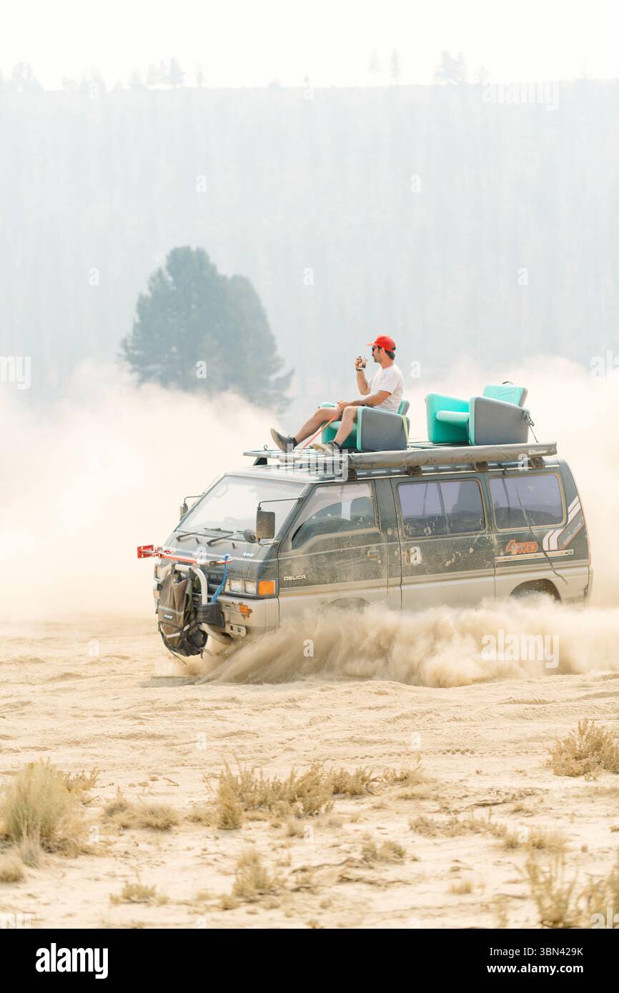 Abenteurer genießen die malerische Fahrt im Offroad-Minibus in der Wüstenlandschaft Stockfoto