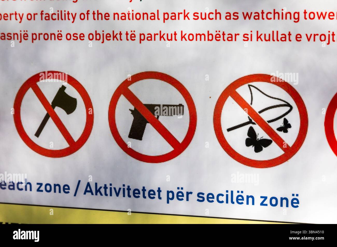 Albanien, Tafel mit ungewöhnlichen Piktogrammen Stockfoto