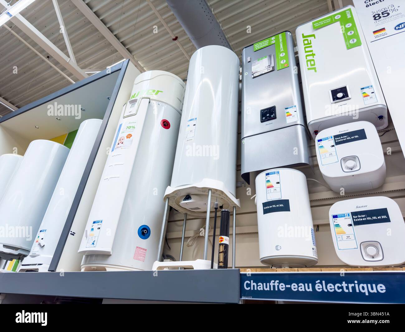 Elektrischer Warmwasserbereiter in einem Supermarkt Stockfoto