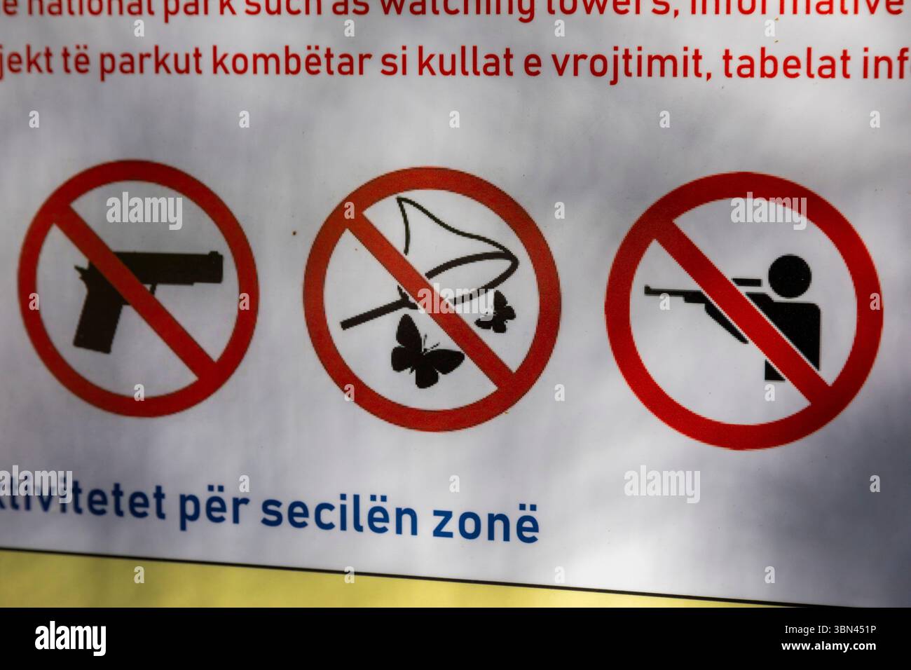 Albanien, Tafel mit ungewöhnlichen Piktogrammen Stockfoto