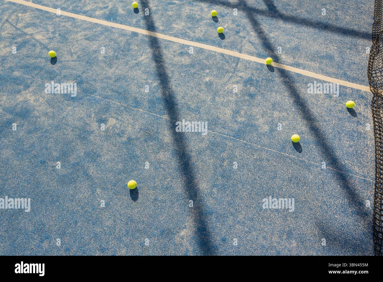 Bälle in einem Padel-Tennisplatz bei Sonnenuntergang Stockfoto