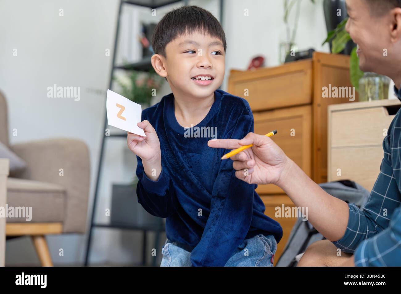 Vater und Sohn lernen Spaß. Spannende Momente mit lehrreichen Karteikarten. Stockfoto