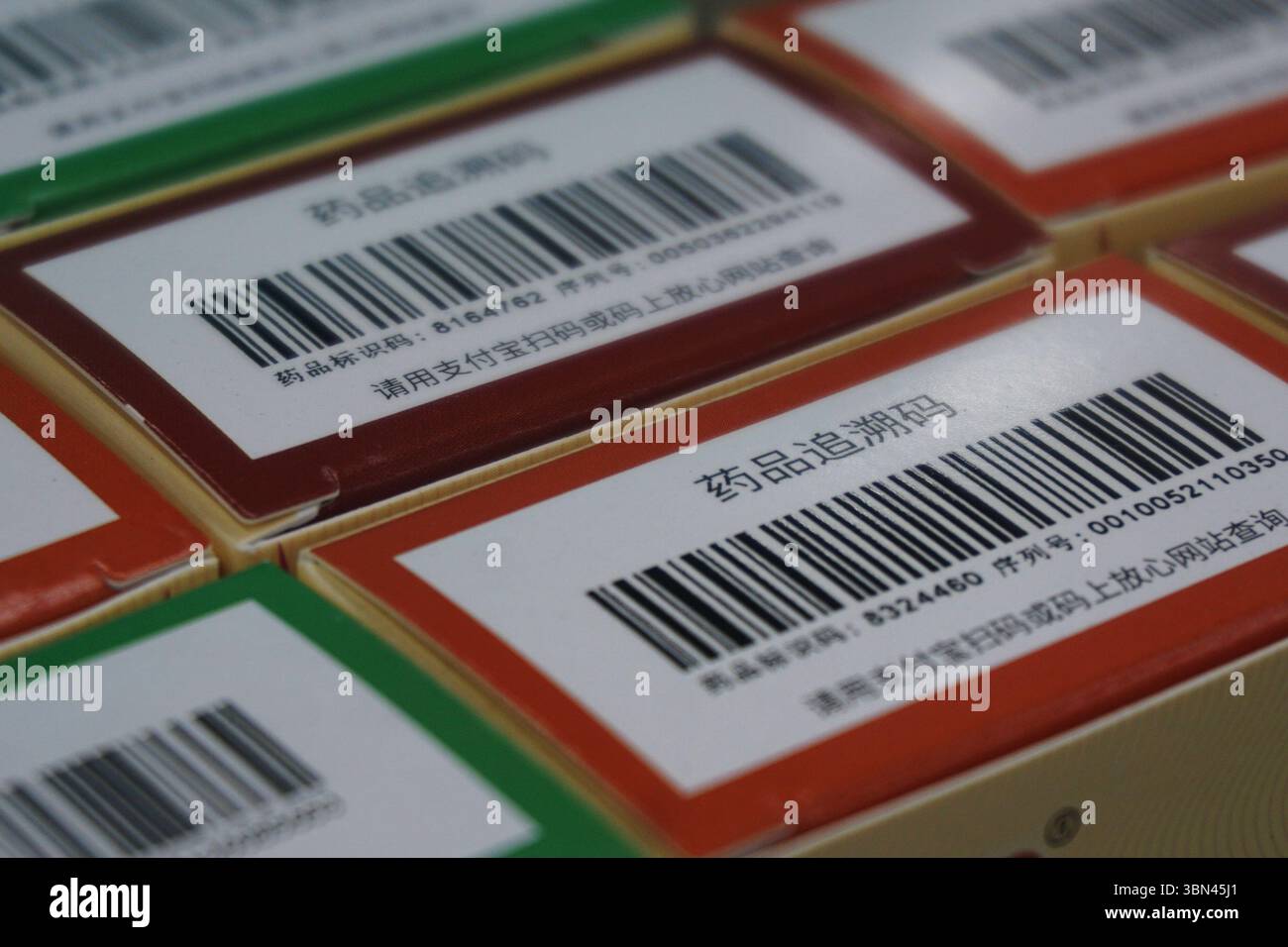 Der Code für die Rückverfolgbarkeit von Medikamenten auf der äußeren Verpackung eines Arzneimittels wurde am 30. Juni 2025 in einer Apotheke in der Stadt Hangzhou, Provinz Zhejiang, China, fotografiert. Stockfoto