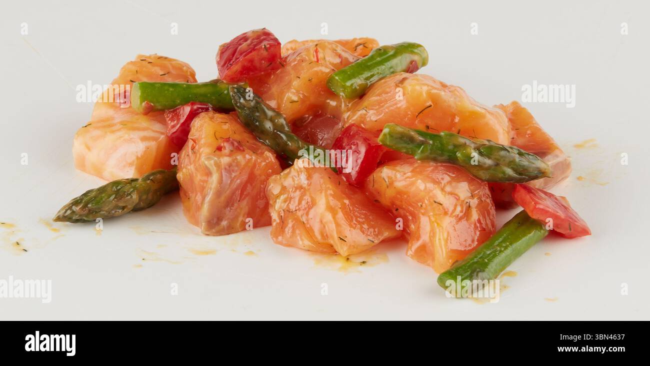 Lachssalat isolierter Naturhintergrund mit Schnittpfade Stockfoto