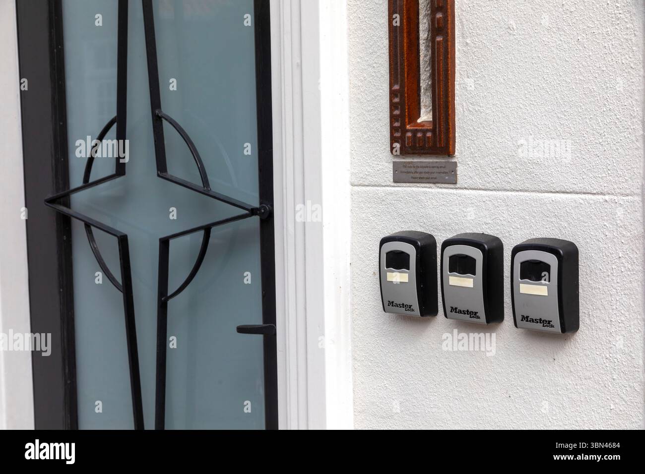 Diebstahlsichere Schlüsselkästen für Airbnb-Unterkünfte Stockfoto