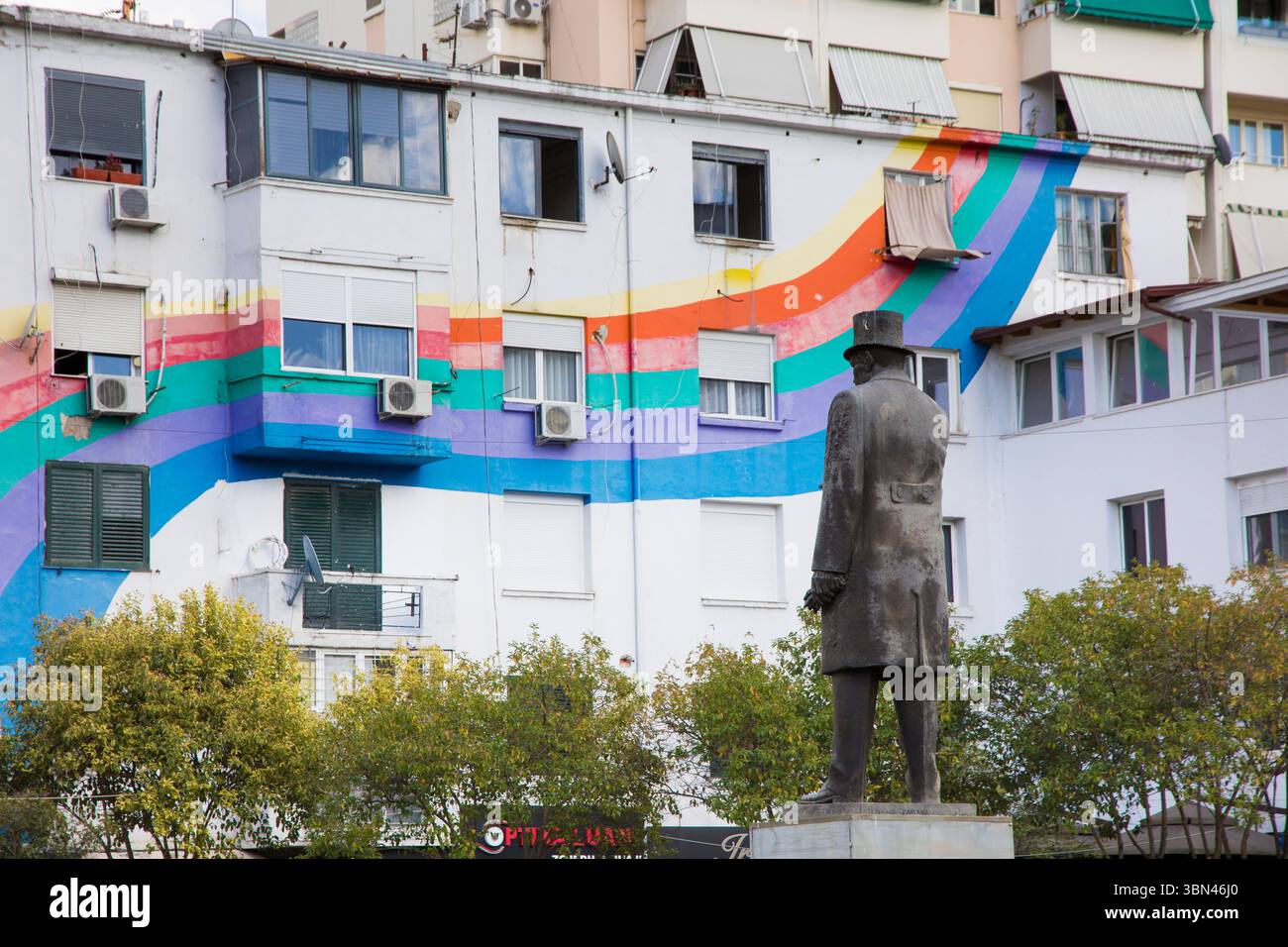 Tirana, Albanien. Bunte Häuser, Sheshi Uillson, Place Wilson, Blloku Viertel. Statue des amerikanischen Präsidenten Thomas Woodrow Wilson Stockfoto