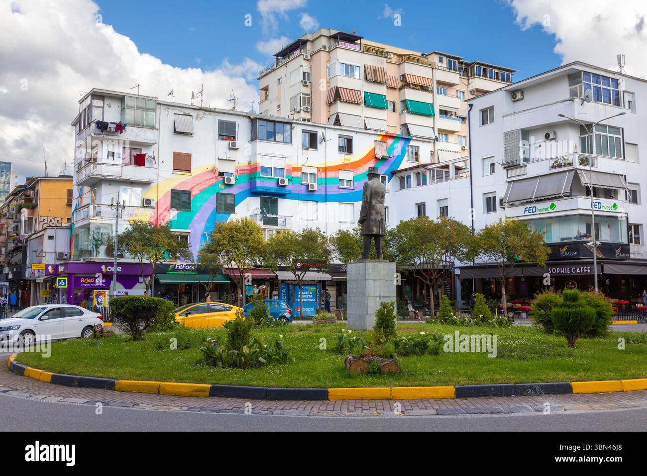 Tirana, Albanien. Bunte Häuser, Sheshi Uillson, Place Wilson, Blloku Viertel. Statue des amerikanischen Präsidenten Thomas Woodrow Wilson Stockfoto
