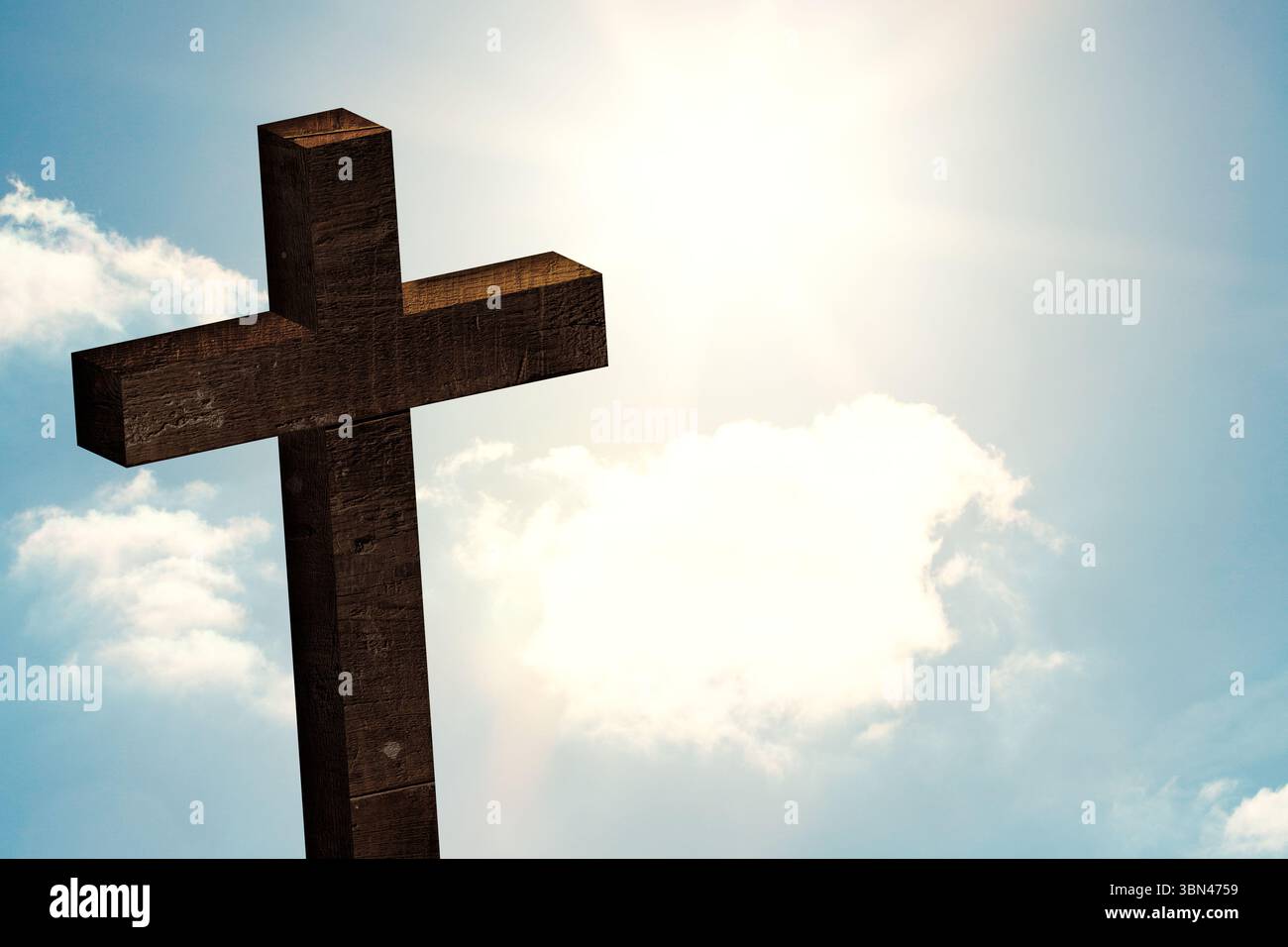 Das Holzkreuz steht in flachem Design, mit Sonnenschein durch Wolken und Lichtreflexen Stockfoto