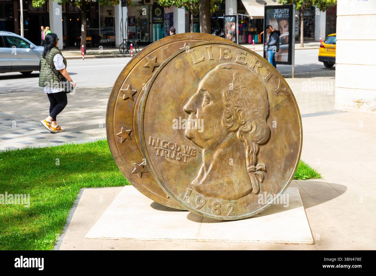Tirana, Albanien. Großes Bronzestück. Republika e shqiperise. A. Liburne 1999. Monument des Geldes Stockfoto