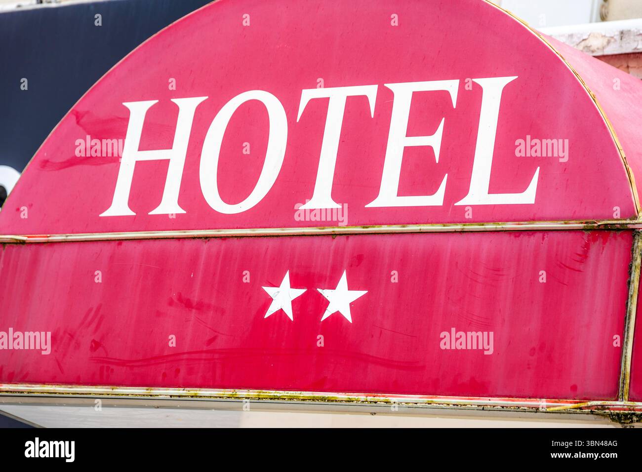 Fassade eines 2-Sterne-Hotels Stockfoto