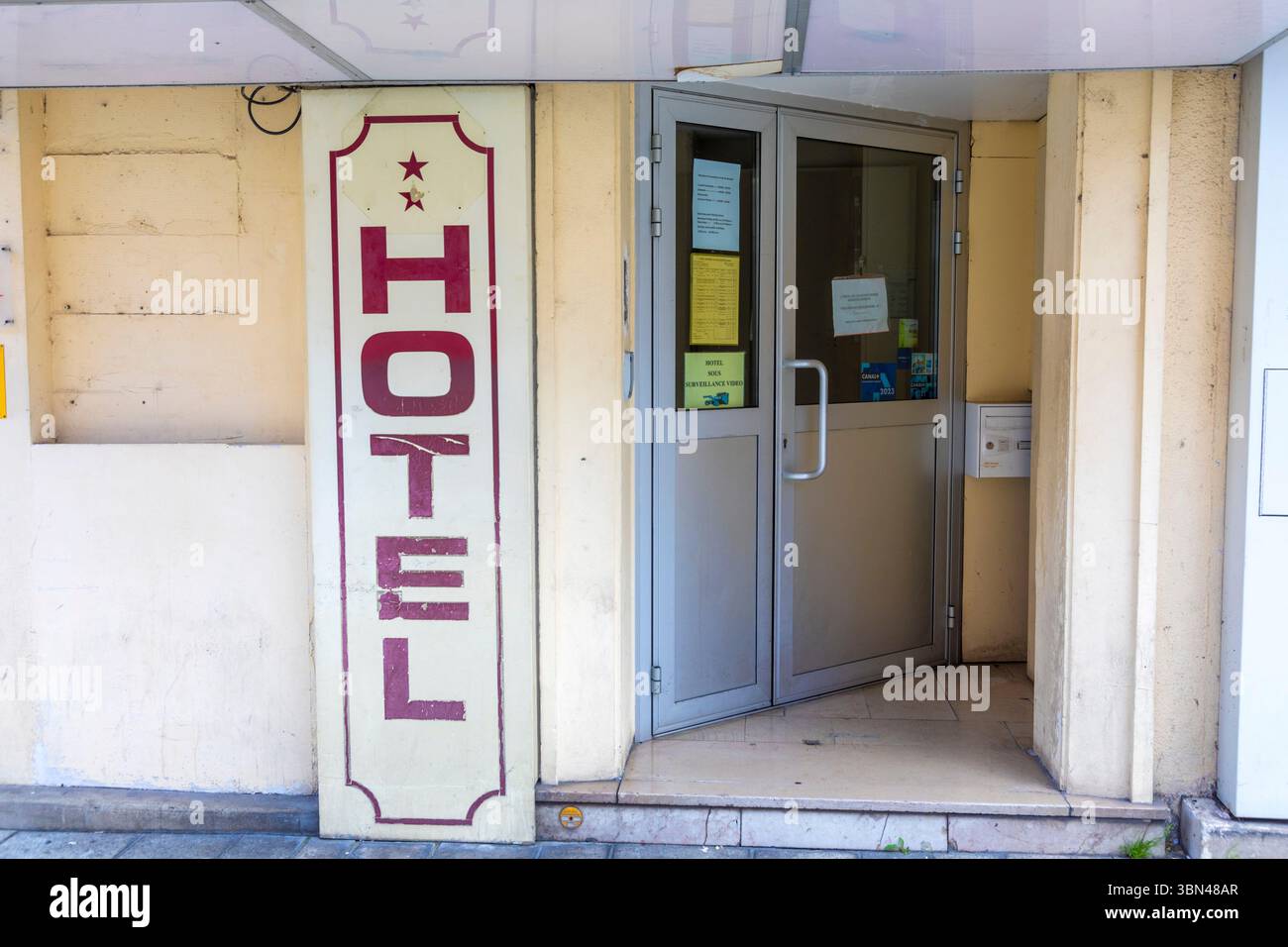 Eintritt in ein 2-Sterne-Hotel Stockfoto